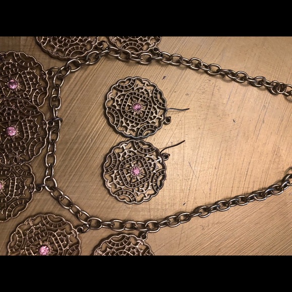 Necklace and Earrings with pink gem in the middle - Picture 3 of 3